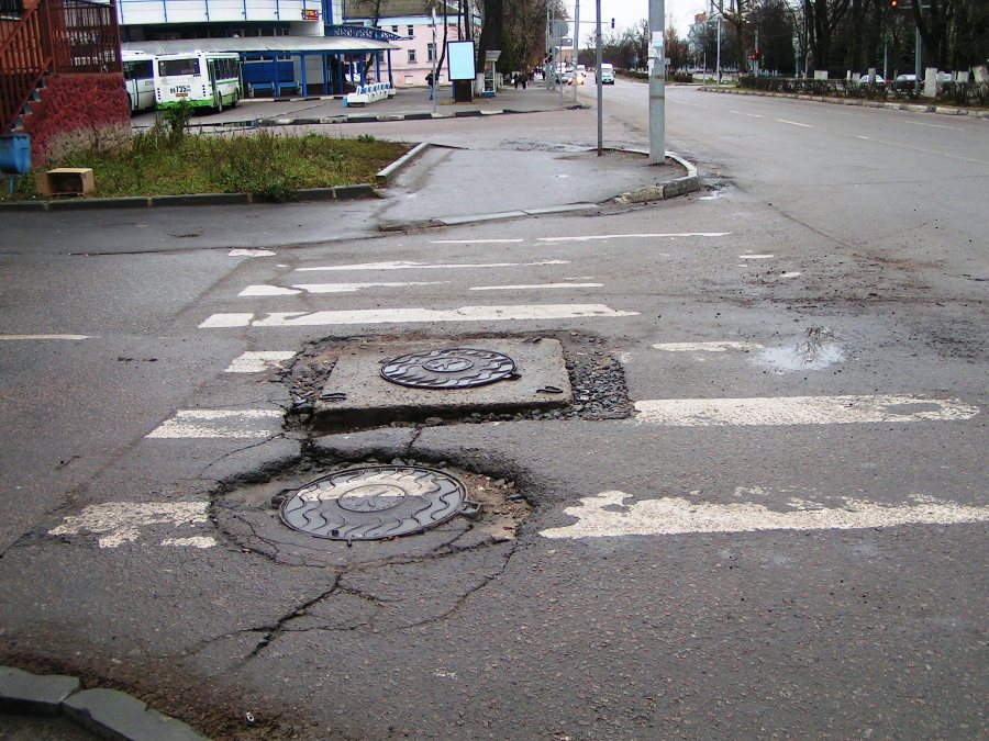 Канализационные люки на перекрёстке.