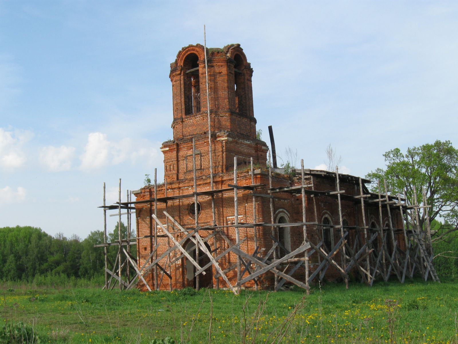 Церковь со строительнымих лесами